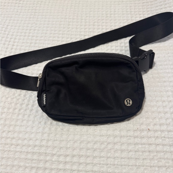 Lululemon Black Belt Bag - Picture 1 of 4
